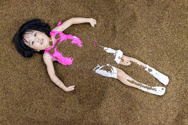 亚洲中国小女孩玩沙子