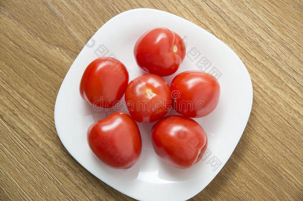 白色盘子里的新<strong>鲜红</strong>色西红柿