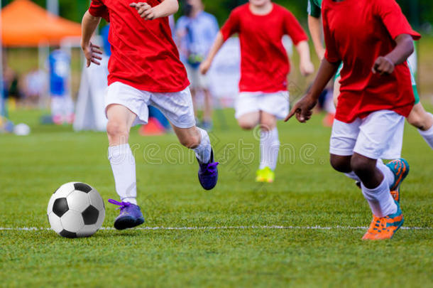 男孩踢足球比赛。 青年足球队国际体育比赛。