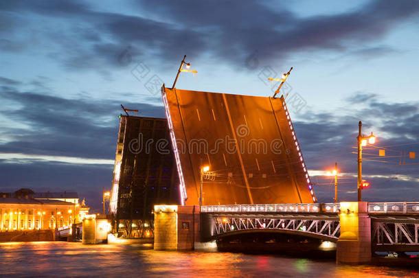 离婚的宫桥，白色的六月之夜。 圣彼得堡