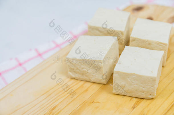 木制背景上的新鲜豆腐块（特写镜头）