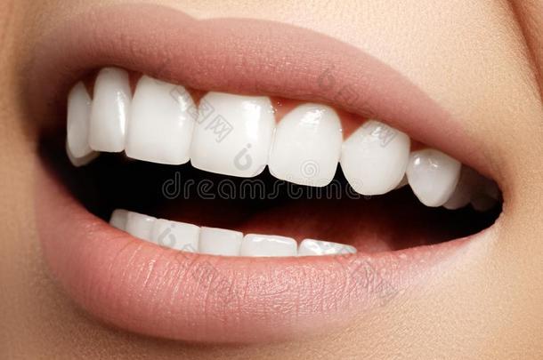 美丽的微笑与美白牙齿。 牙科照片。 宏观关闭