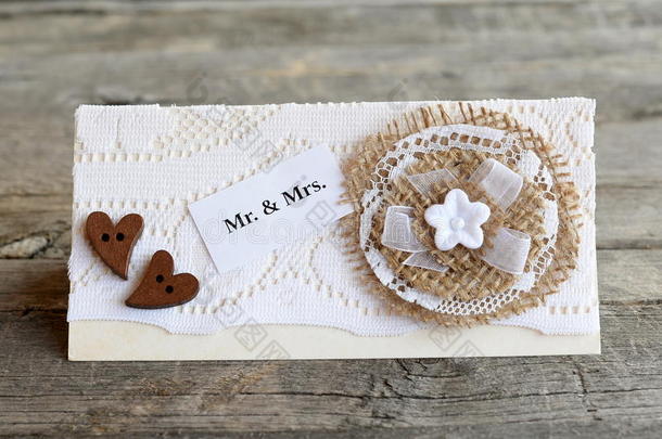 手工制作的婚礼邀请卡装饰花边和麻布花和木制纽扣心