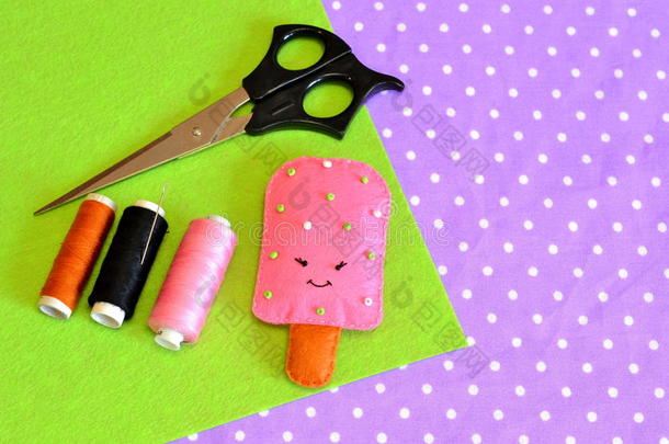 毡玩具冰淇淋，剪刀，线，针，缝纫包