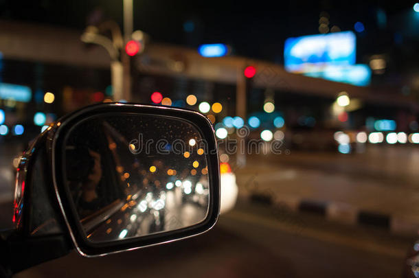 波克照明，内部<strong>汽车</strong>的图像与波克灯从<strong>交通堵塞</strong>在夜间。 从车里看