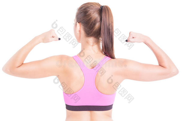 健康的女人展示她的背部和二头肌