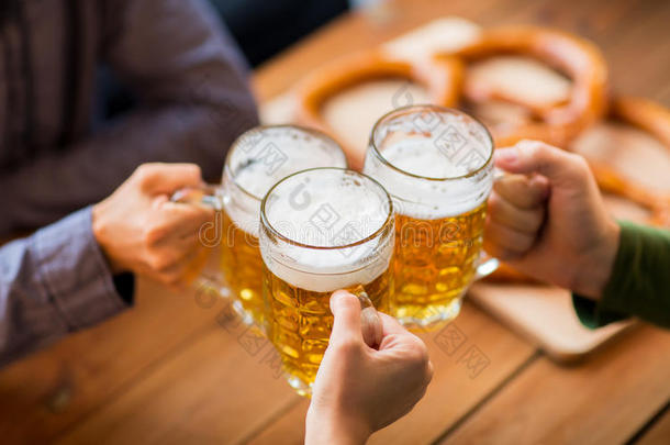 在酒吧或酒吧用<strong>啤酒</strong>杯把手闭起来