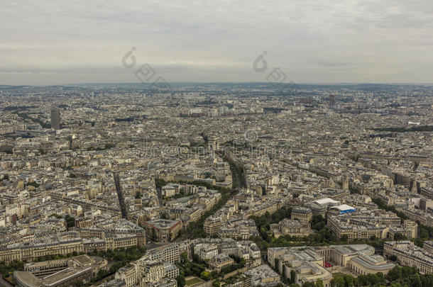 从埃菲尔铁塔鸟瞰巴黎