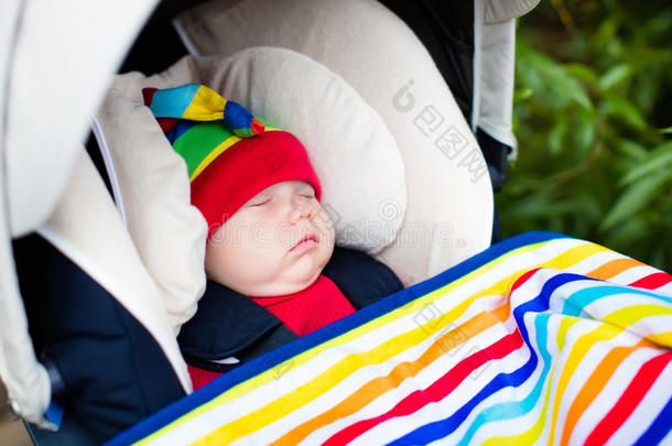 婴儿睡在婴儿车里