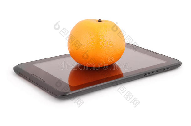 平板电脑上的橙色水果（剪辑路径）