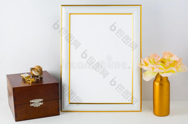 框架模型与木箱和金色花瓶