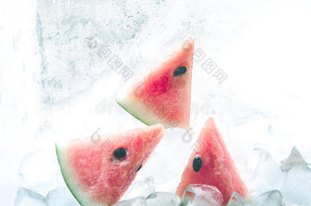 新鲜的西瓜切片水果在凉爽的冰块上