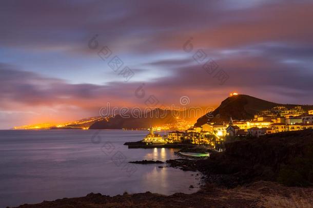 在<strong>黄昏</strong>/<strong>夜晚</strong>，葡萄牙马德拉的背景中的Funchal城市