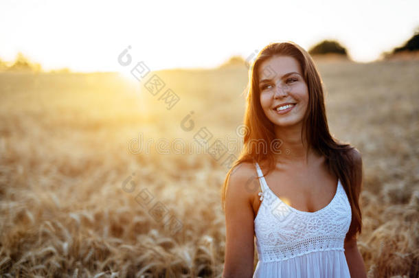 大麦地里的漂亮女人