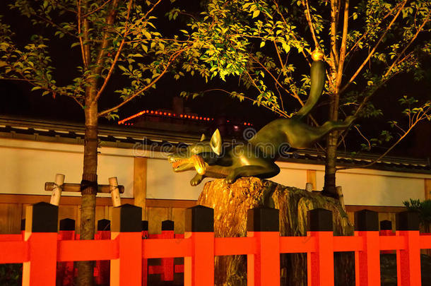 日本京都福什米尼纳里神社的守护者狐狸。