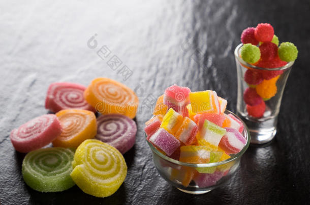 五颜六色的糖果，果冻，果酱和软糖周围的CE