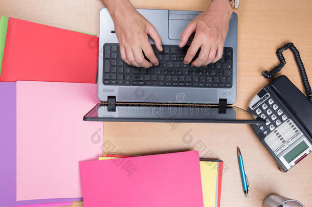 办公桌的平躺<strong>照片</strong>与笔记本电脑，笔记本和纸张