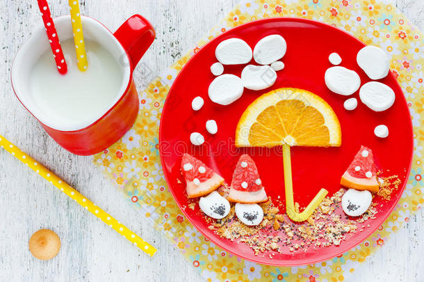 有趣的早餐主意，孩子-棉花糖与水果和饼干的形式，可食用的秋天图片与伞，雨，糊