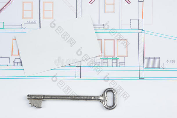 建筑项目，蓝图，钥匙与房屋图形和空白名片在木制背景。 房地产