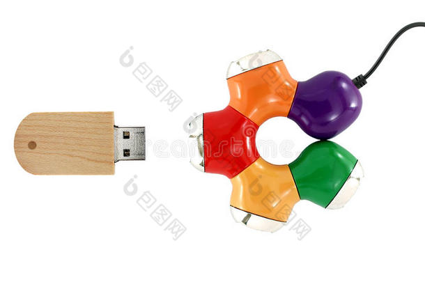 彩色USB集线器，<strong>如花</strong>和棕色木制USB闪存驱动器隔离在白色背景