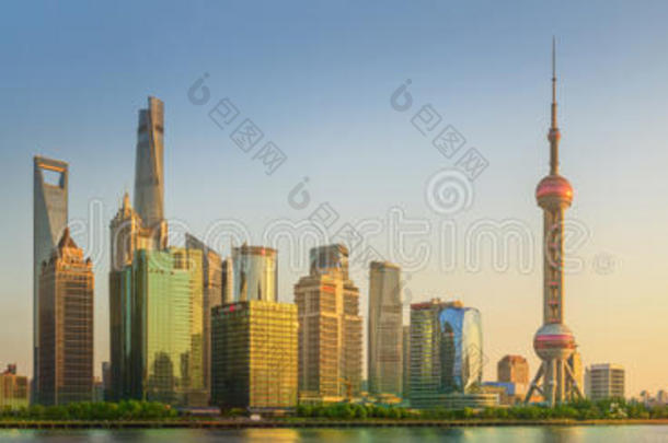 上海和黄浦江日落的城市景观，中国摩天大楼的美丽倒影