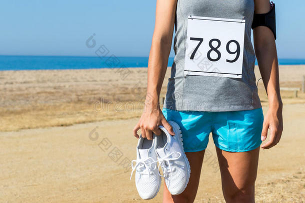 运动员与种族开始号码持有<strong>跑鞋</strong>。