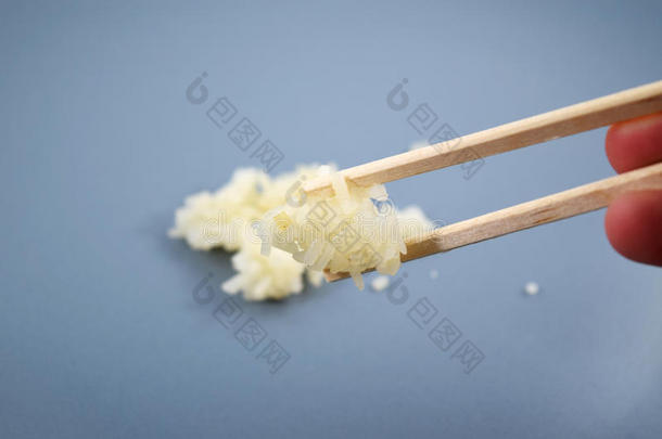 筷子拿着米饭