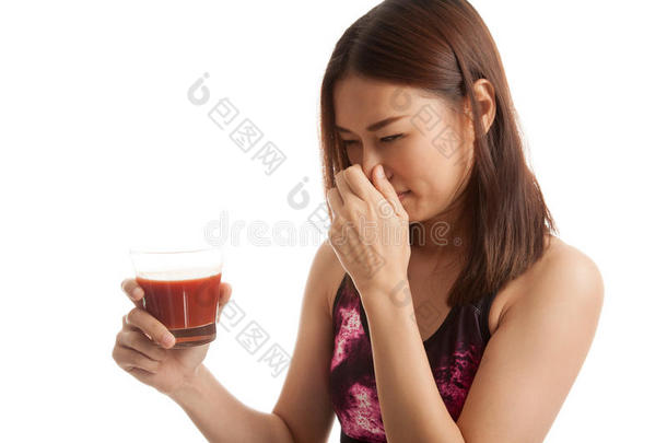 美丽健康的亚洲女孩讨厌<strong>西红</strong>柿汁。