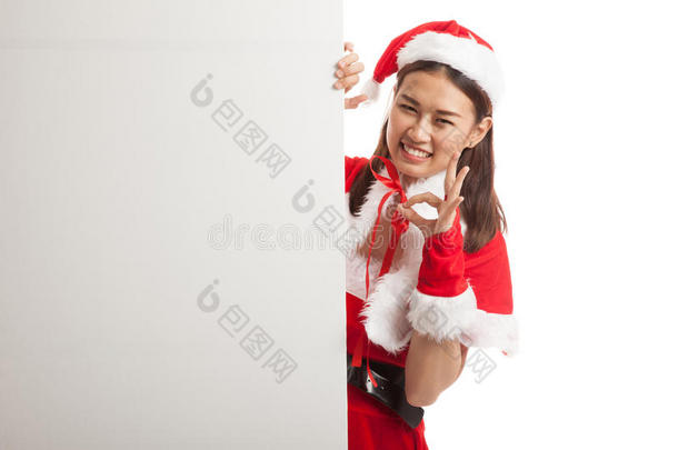 亚洲圣诞老人圣诞老人女孩展示正常与空白标志。