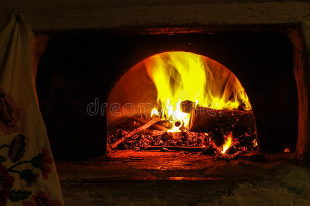 在烤箱里开火。 在传统的烤箱里烤火。 背景。
