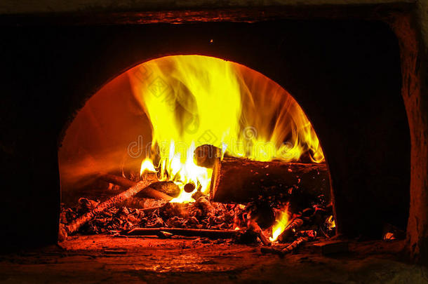 在烤箱里<strong>开火</strong>。 在传统的烤箱里烤火。 背景。