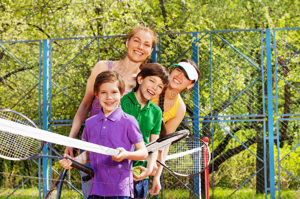 活跃的家庭玩网球很有趣