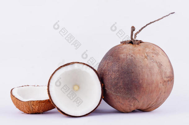 椰子半剪裁路径的椰子牛奶和棕色椰子壳和成熟椰子在白色背景健康水果食品等