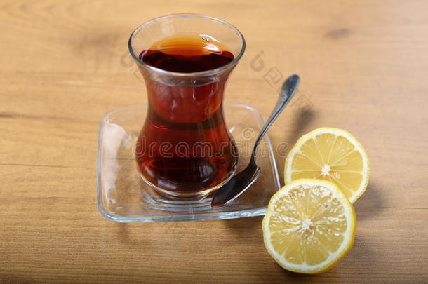 一杯传统的土耳其茶和柠檬