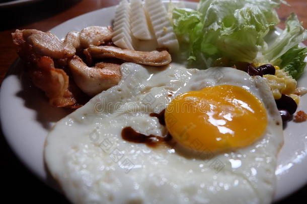 鸡肉牛排，煎鸡蛋和蔬菜