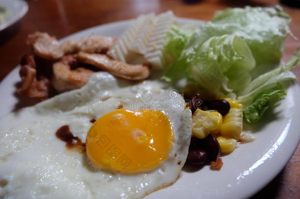 鸡肉牛排，煎鸡蛋和蔬菜