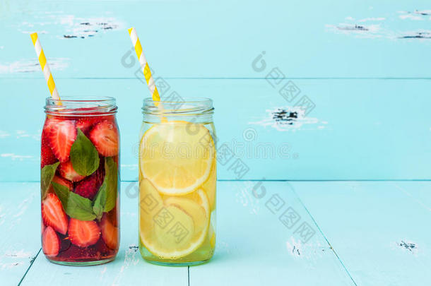排毒水果注入调味水。 清爽的<strong>夏季</strong>自制鸡尾酒。 干净的饮食。