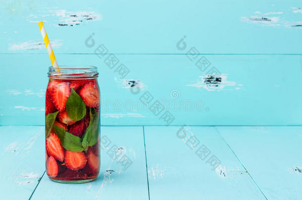 排毒水果注入调味水。 清爽的夏季自制鸡尾酒。 干净的饮食。