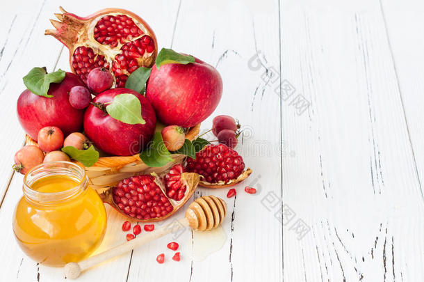 苹果和蜂蜜，犹太新年的传统食物-罗什哈萨纳。 复制空间背景。