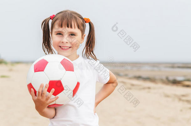 孩子们在海滩<strong>踢</strong>足球。