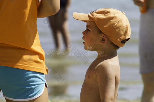 孩子在海滩上和娱乐人员在一起
