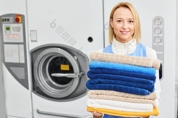 女工拿着洗衣服务干净毛巾