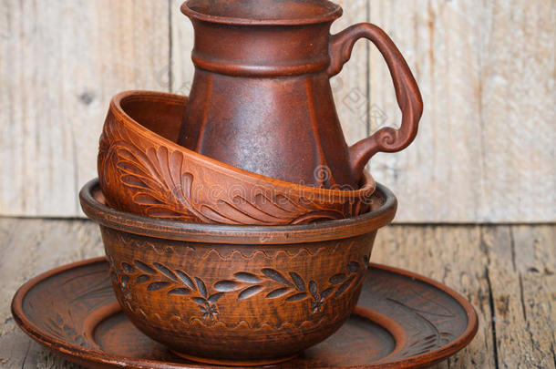 厨房用自制的棕色陶器。 棕色粘土