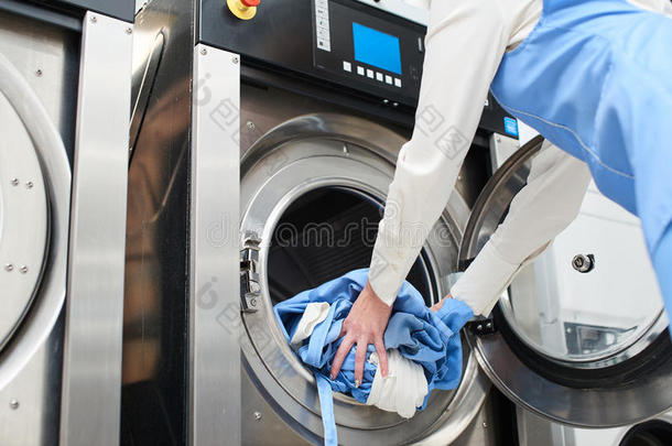 双手把洗衣房装在洗衣机里