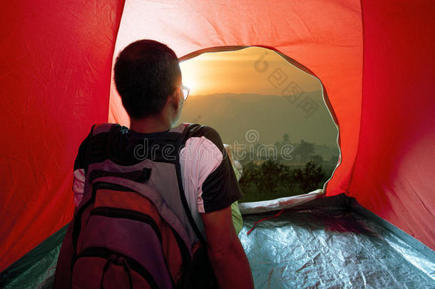 露营的人在帐篷和<strong>太阳升起</strong>的天<strong>空</strong>