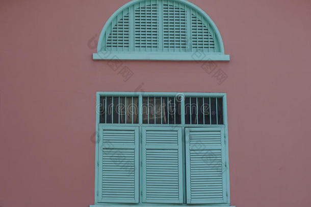 新加坡唐人街老房子的蓝色窗户