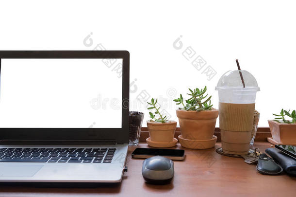 桌面白色背景上笔记本电脑的正面视图。 带有空白屏幕的笔记本电脑，可以在笔记本电脑上添加您的文本或其他文本。 隔离c