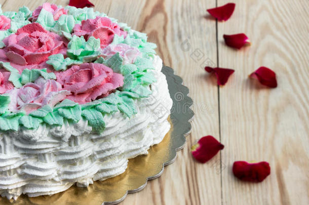 美味的奶油蛋糕篮玫瑰（半蛋糕）在木桌上