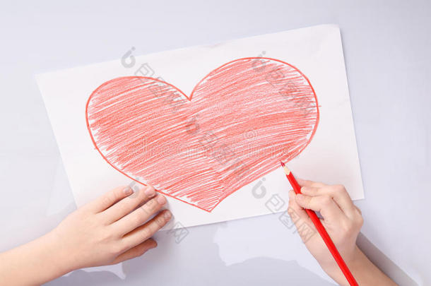 孩子们的手画着一颗心