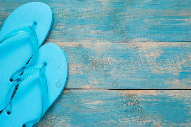 触发器，凉鞋，夏天。 蓝木上的蓝色翻盖拖鞋凉鞋